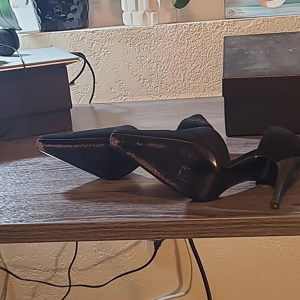 GUCCI. black suede heels, size 36 - Picture 5 of 5